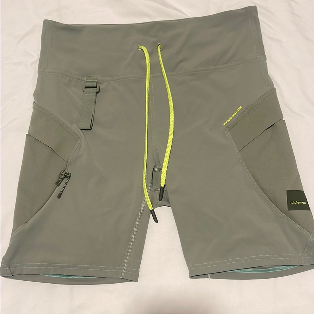 Lululemon Cargo Super-High-Rise Hiking Short 8" - size 12